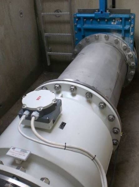 Abflussdrossel Regelung über Durchflussmenge, Großes Rohrventil mit Kontrollvorrichtung in industrieller Umgebung, blau markiert, zeigt technische Installation.
