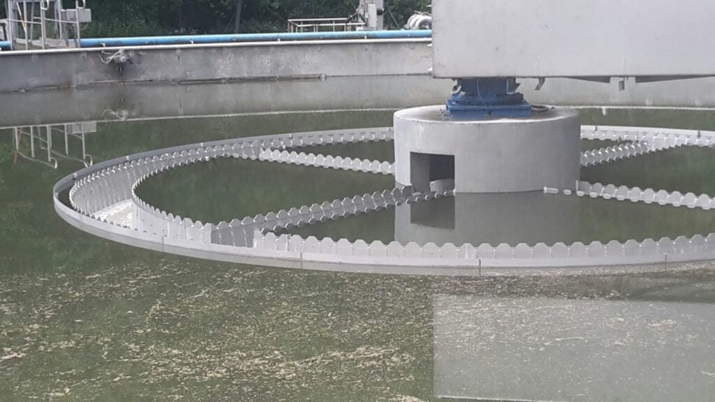 Kläranlage mit runder Absetzbecken-Technologie zur Wasseraufbereitung.