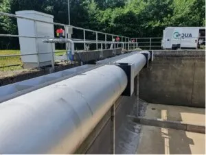 Kombinierte Tauchwand- und Sp&uuml;lkippenl&ouml;sung im Regenkl&auml;rbecken &ndash; schematische Darstellung