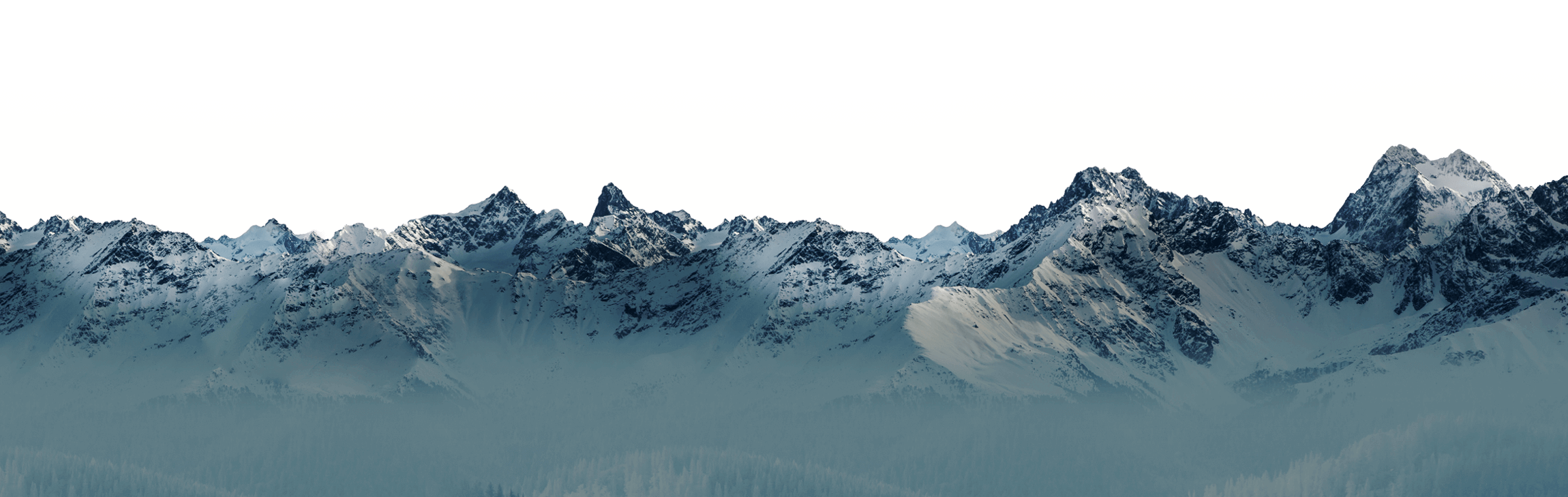 Verschneite Berggipfel im Nebel, ruhige Winterlandschaft in den Alpen.